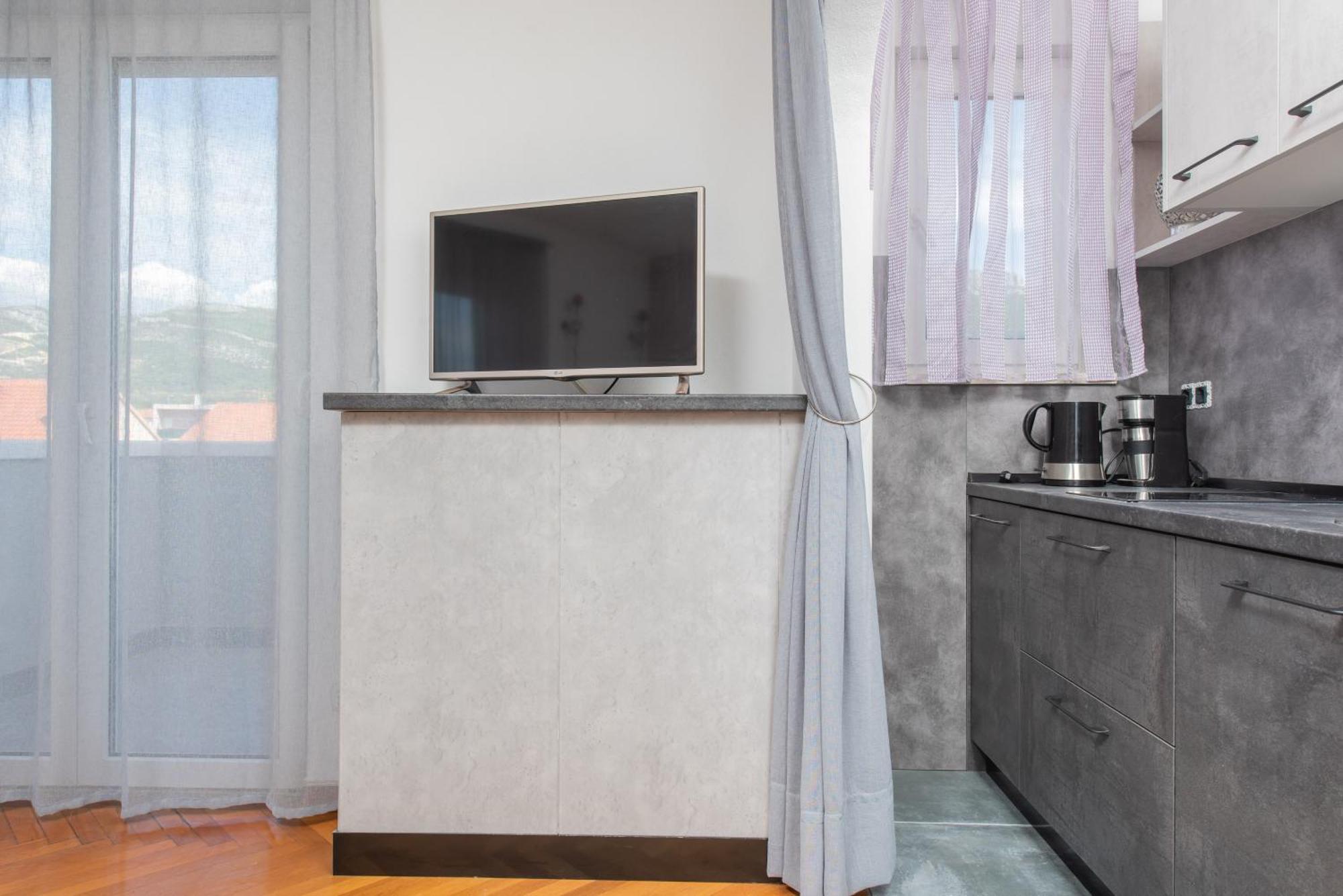 Apartments Lovric With Sea View Kaštela Exterior foto